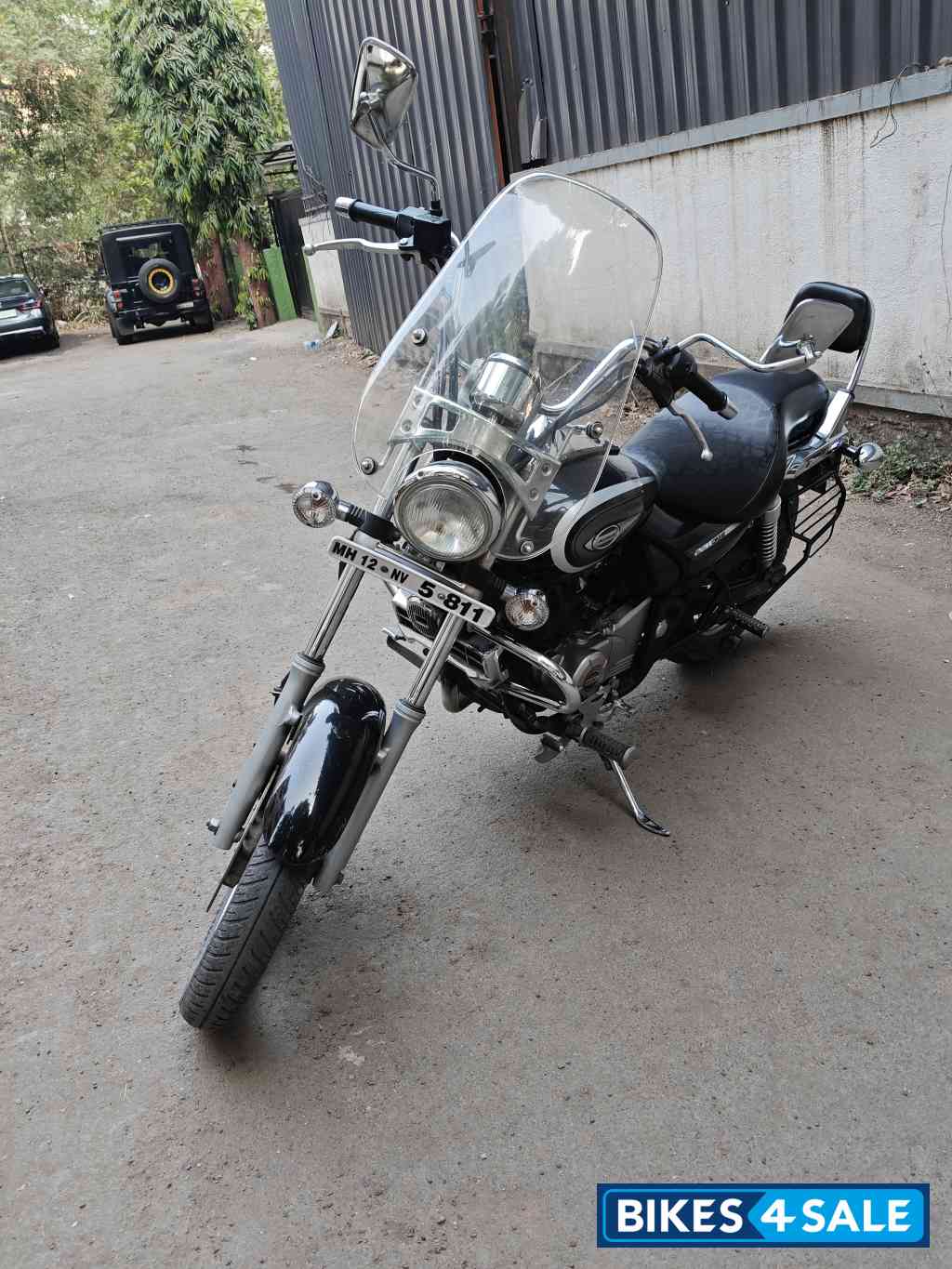 Black Bajaj Avenger Cruise 220