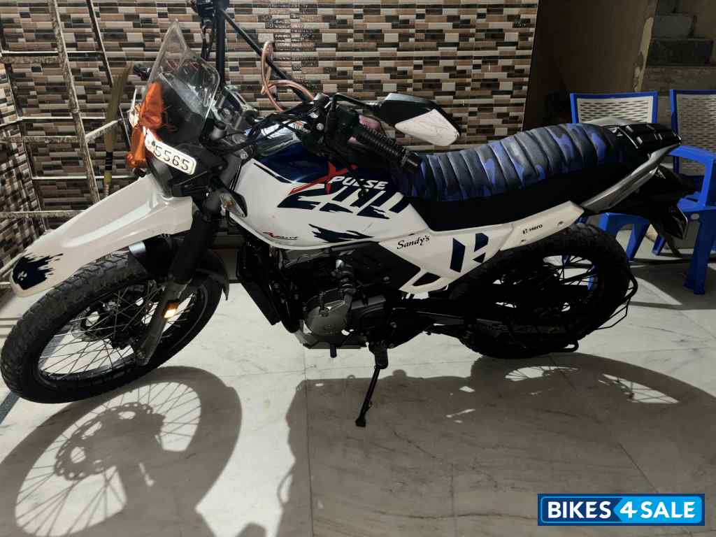 White & Blue Hero Xpulse 200 4V