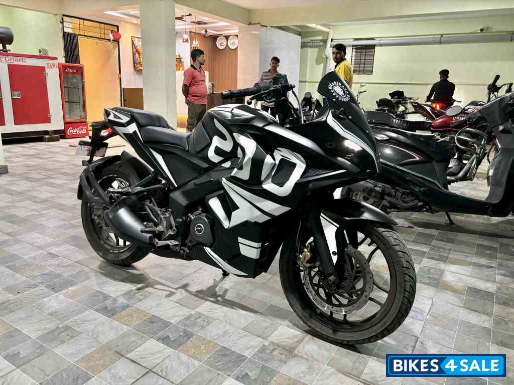 Bajaj Pulsar RS 200