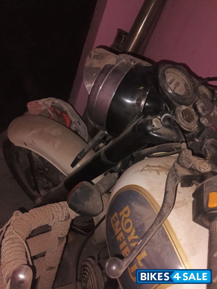 White Royal Enfield Classic 350