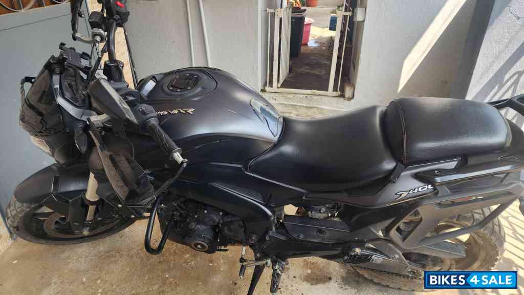 Matte Black Bajaj Dominar 400