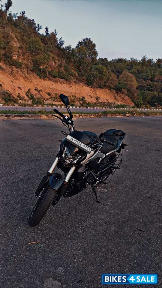 Black Bajaj Dominar 250