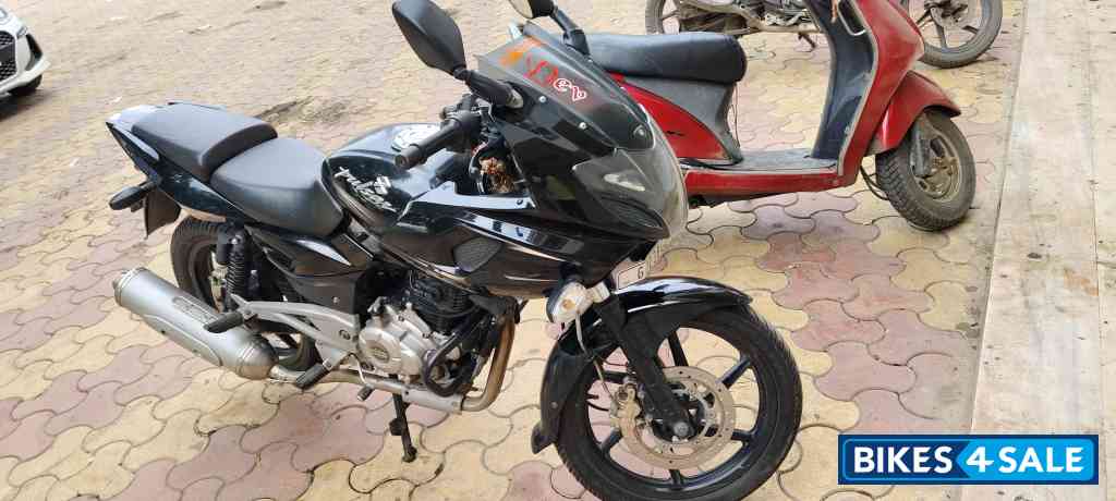 Black Bajaj Pulsar 220 DTSi