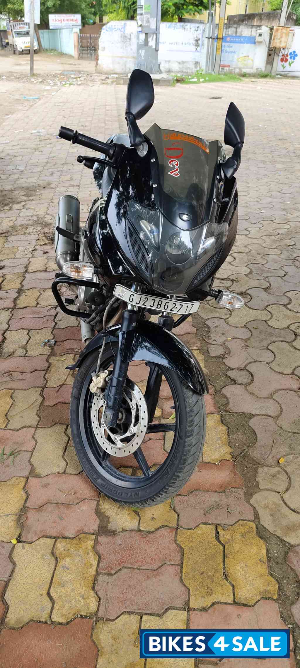 Black Bajaj Pulsar 220 DTSi