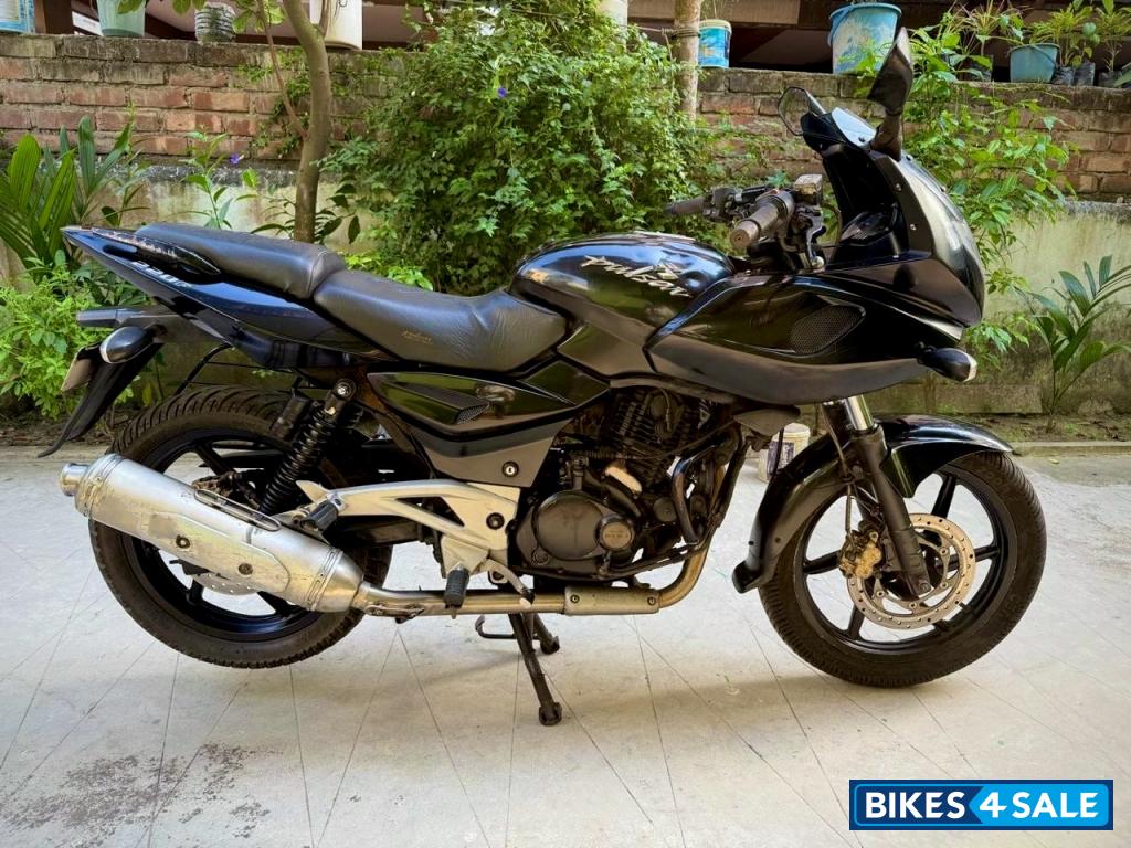 Black Bajaj Pulsar 220F