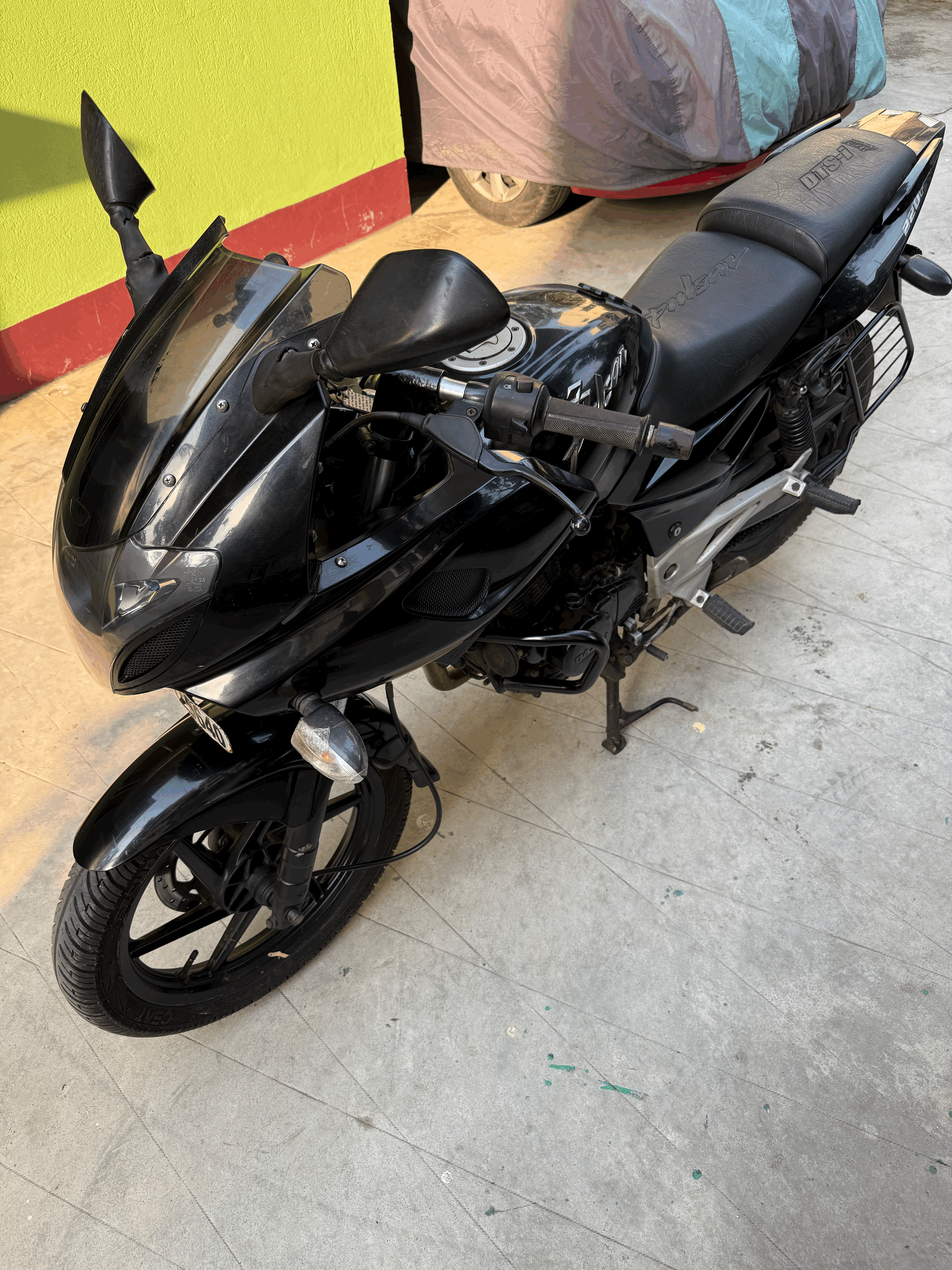 Black Bajaj Pulsar 220F