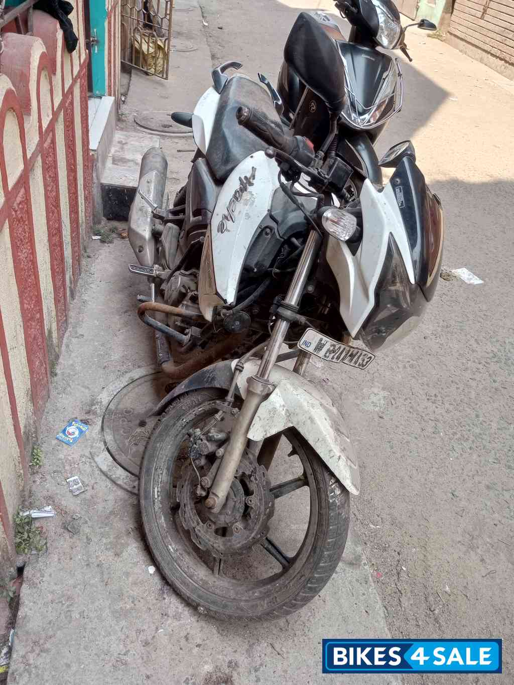 White TVS Apache RTR 180 ABS