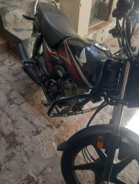 Black/red Honda Shine 100