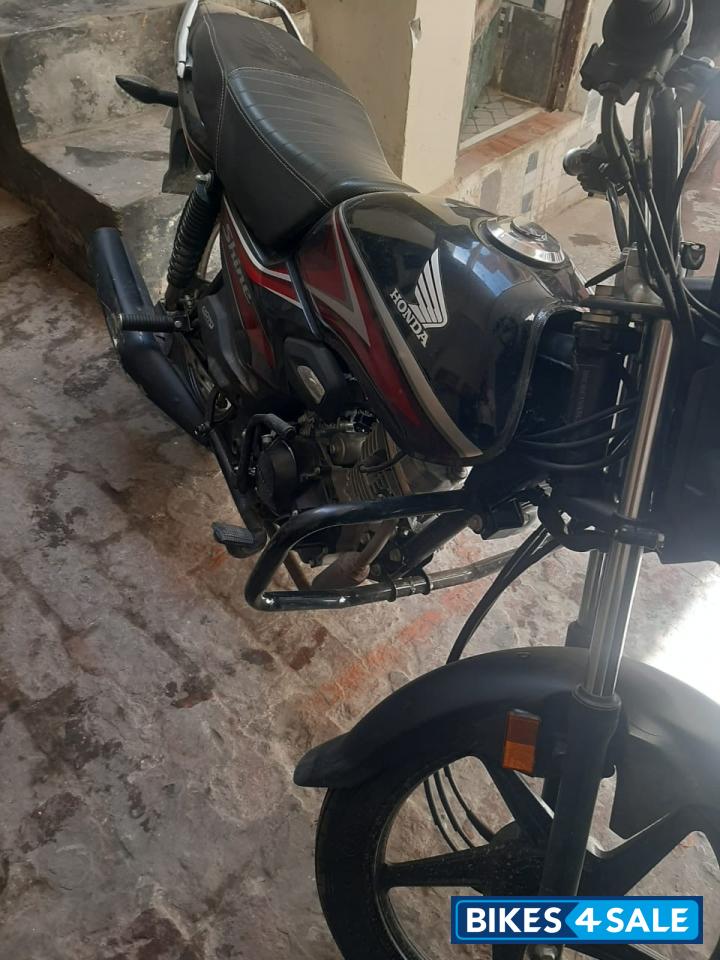 Black/red Honda Shine 100