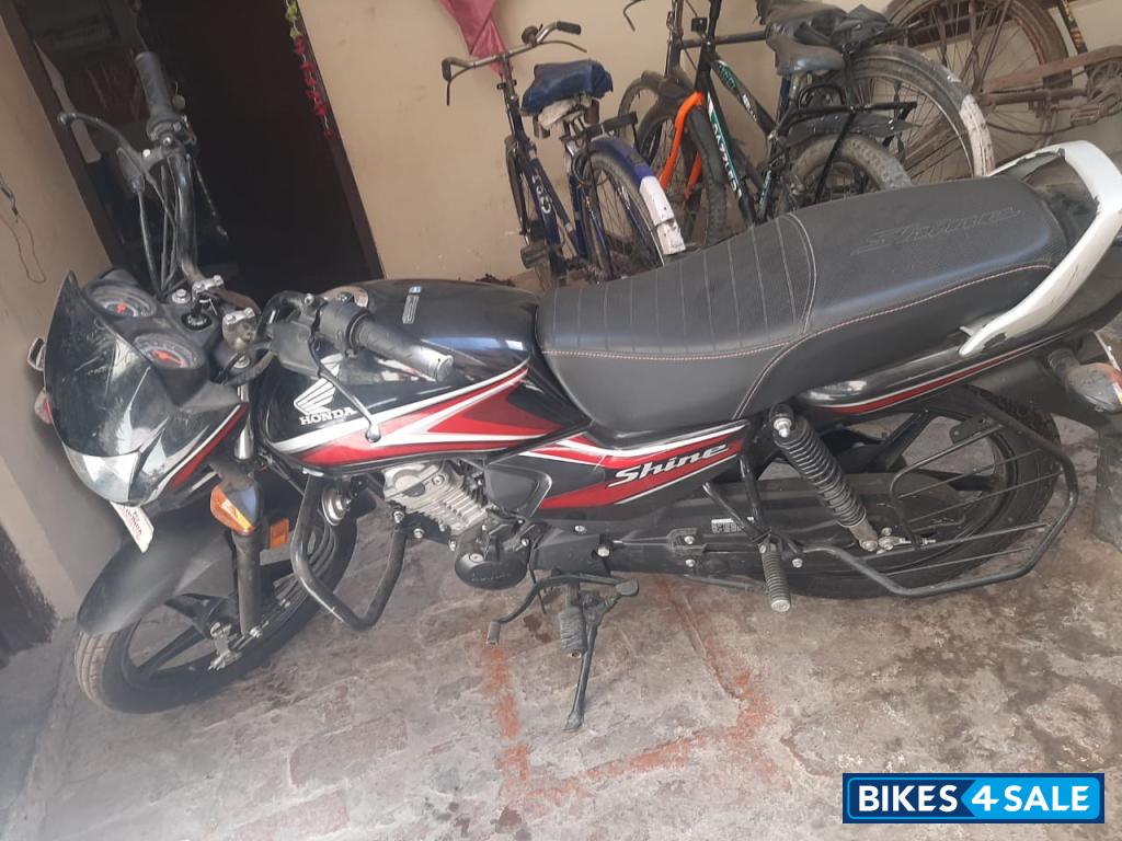Black/red Honda Shine 100
