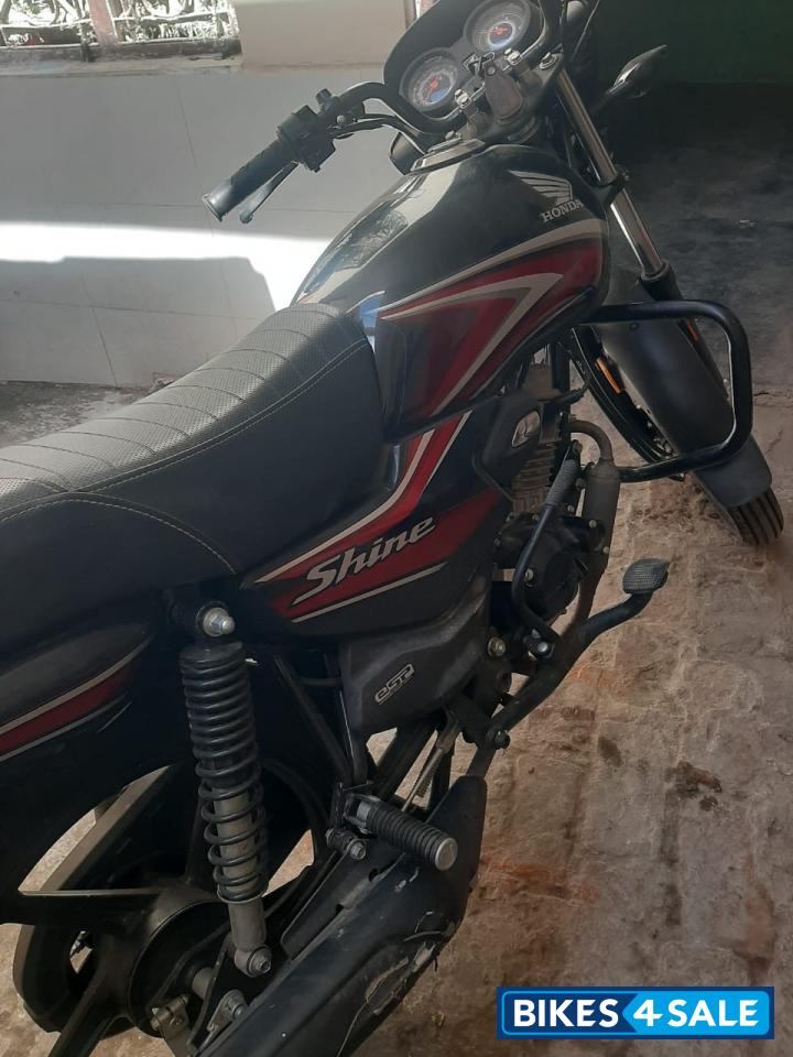 Black/red Honda Shine 100