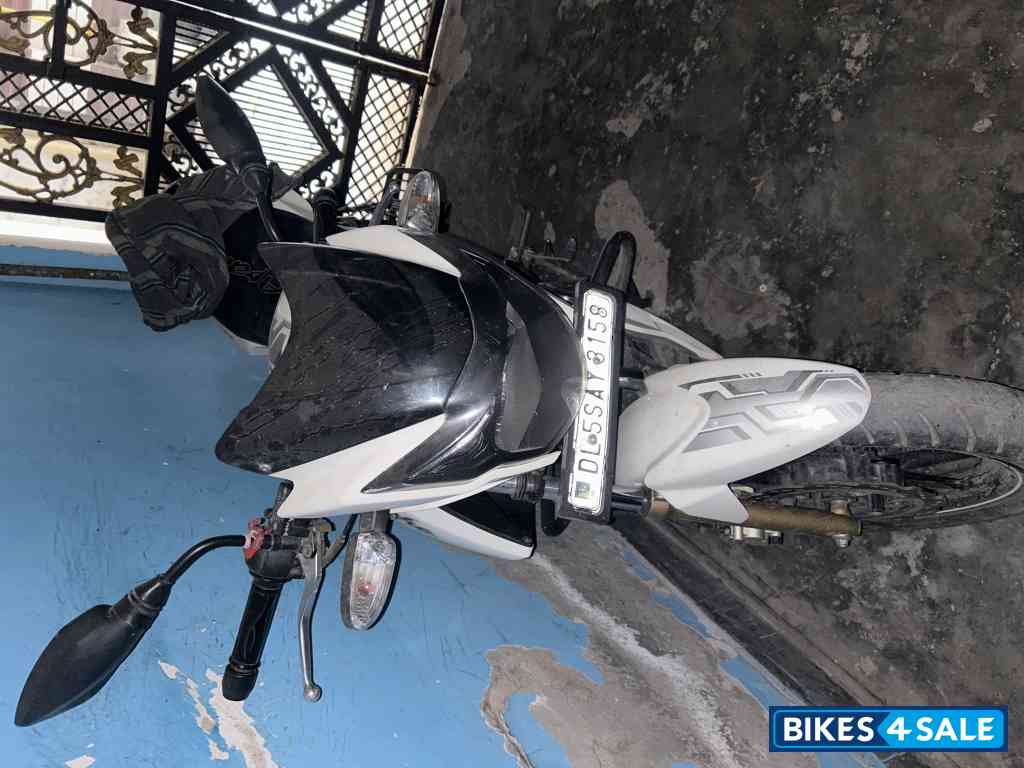 Pearl White TVS Apache RTR 180