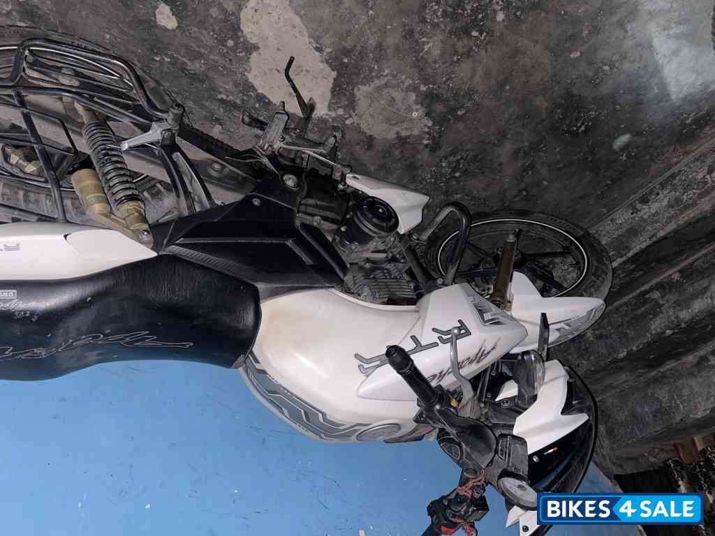 Pearl White TVS Apache RTR 180