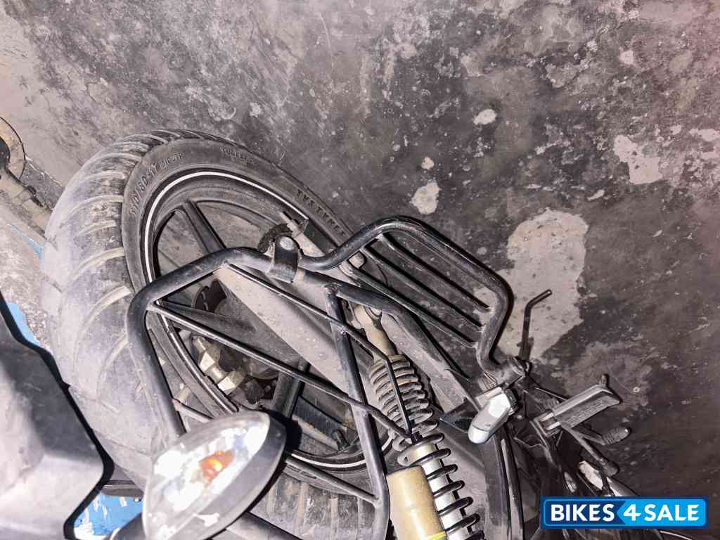 Pearl White TVS Apache RTR 180