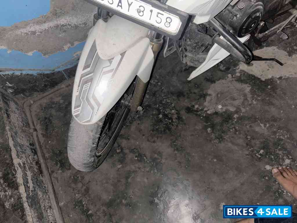 Pearl White TVS Apache RTR 180