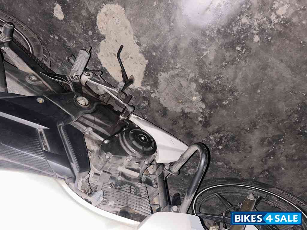 Pearl White TVS Apache RTR 180