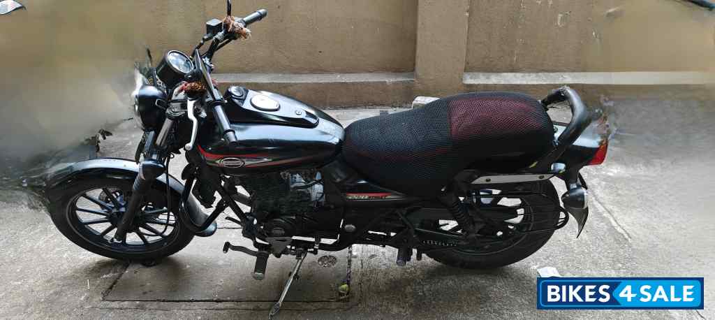 Black Bajaj Avenger 220 DTS-i