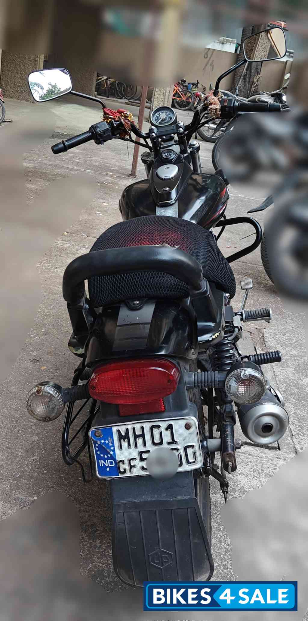 Black Bajaj Avenger 220 DTS-i Black Bajaj Avenger 220 DTS-i