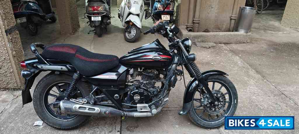Black Bajaj Avenger 220 DTS-i Black Bajaj Avenger 220 DTS-i