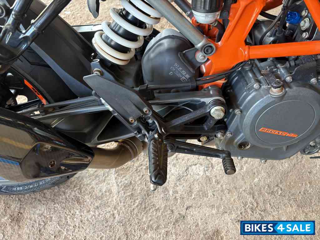 Black KTM Duke 250 2022