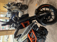Black KTM Duke 250 2022