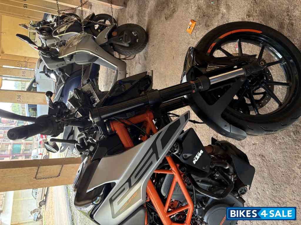 Black KTM Duke 250 2022 Black KTM Duke 250 2022