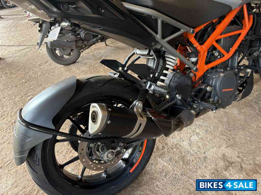 Black KTM Duke 250 2022 Black KTM Duke 250 2022