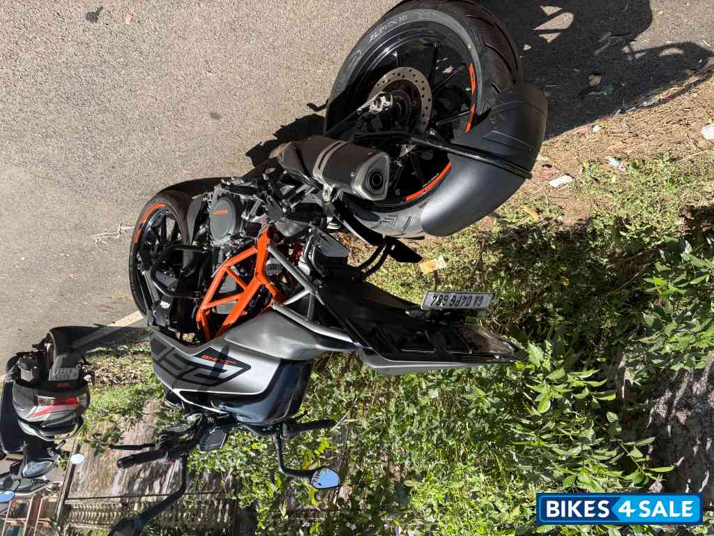 Black KTM Duke 250 2022 Black KTM Duke 250 2022