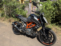 Black KTM Duke 250 2022