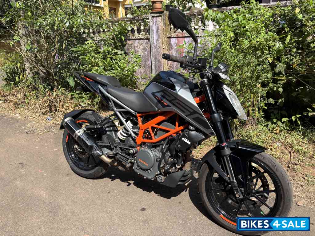 Black KTM Duke 250 2022 Black KTM Duke 250 2022
