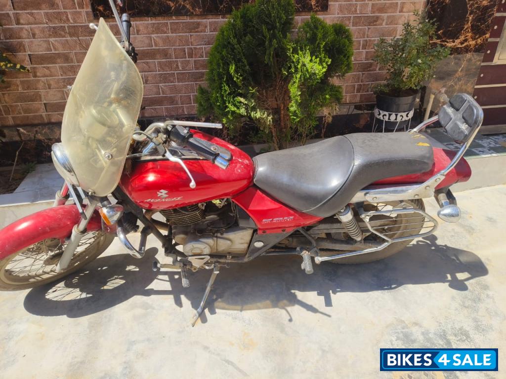 Red Bajaj Avenger 220 DTS-i