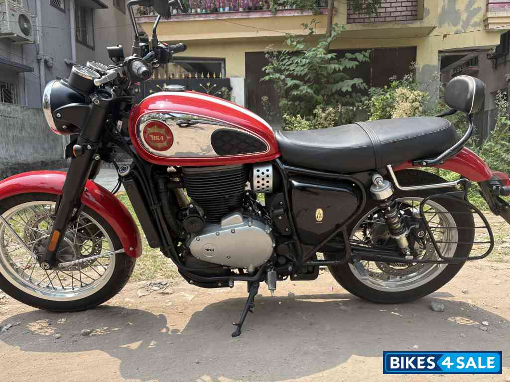 Insignia Red BSA Gold Star 650