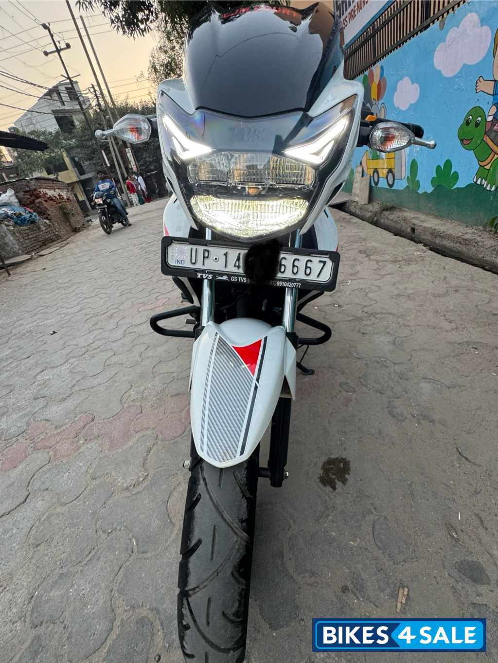 Pearl White TVS Apache RTR 160 4V