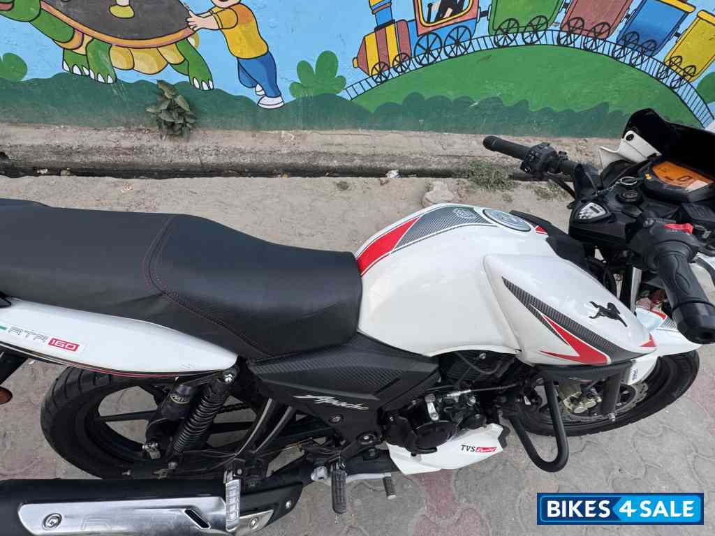 Pearl White TVS Apache RTR 160 4V