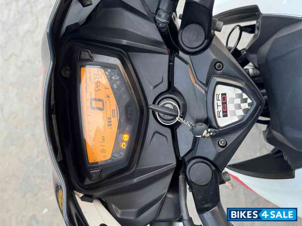 Pearl White TVS Apache RTR 160 4V