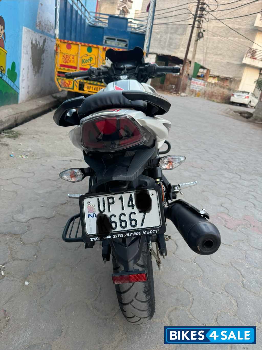 Pearl White TVS Apache RTR 160 4V