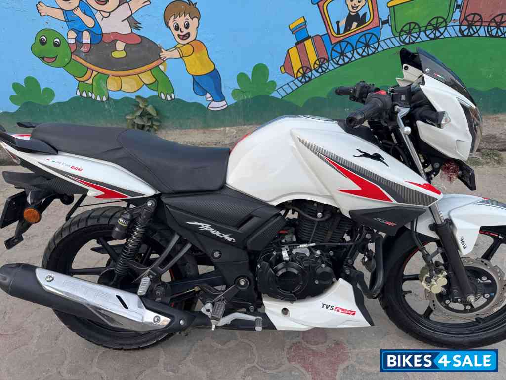 Pearl White TVS Apache RTR 160 4V