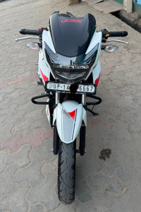 Pearl White TVS Apache RTR 160 4V