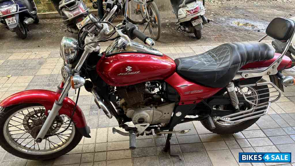 Red Bajaj Avenger Cruise 220