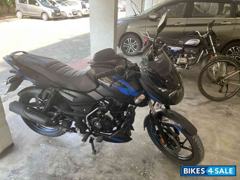 Black/blue Bajaj Pulsar 125