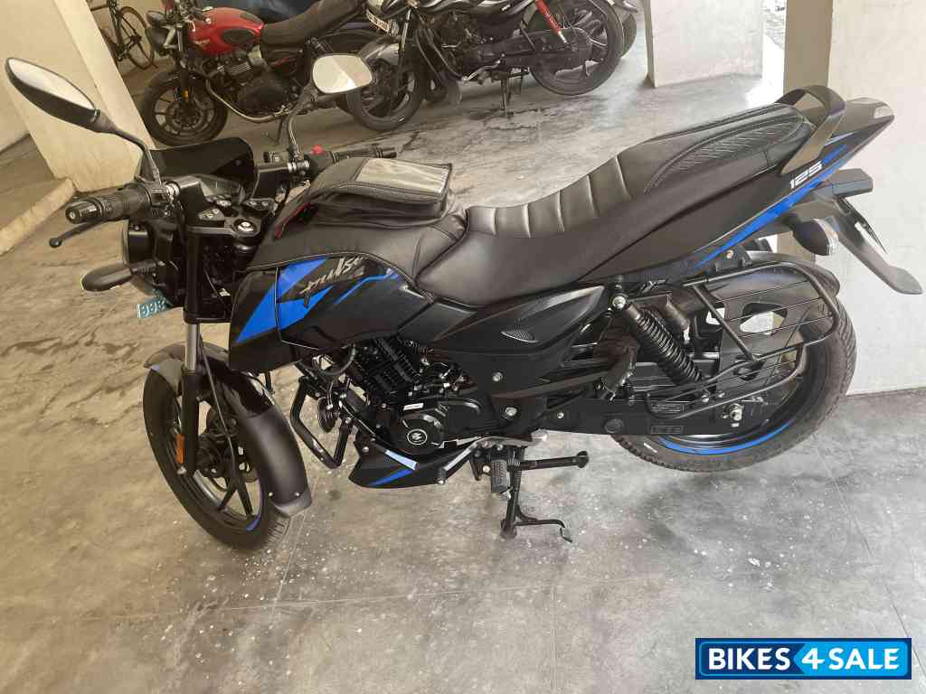 Black/blue Bajaj Pulsar 125