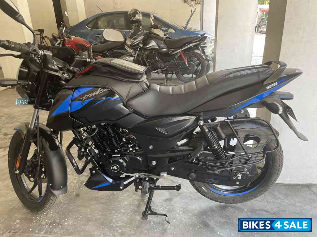 Black/blue Bajaj Pulsar 125