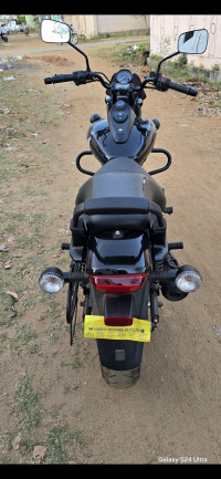 Ebony Black Met Bajaj Avenger Street 160