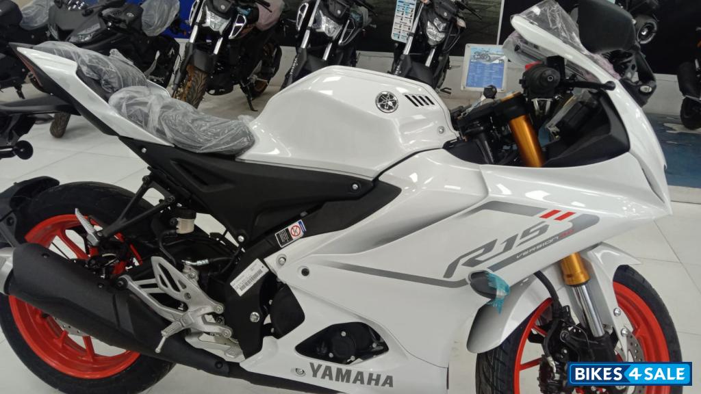 White Yamaha R15 V4