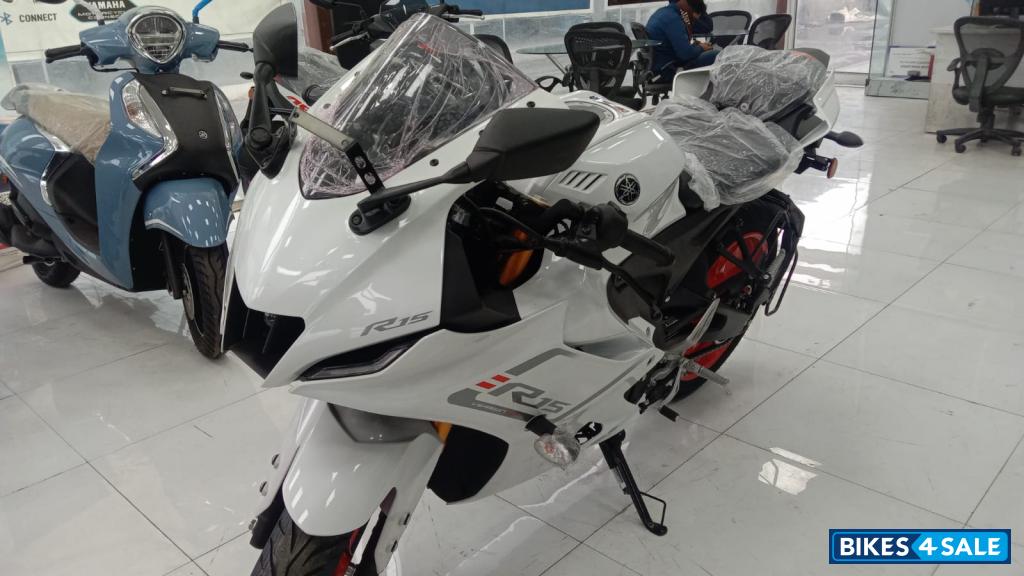 White Yamaha R15 V4