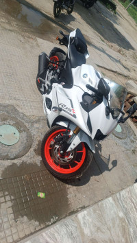 White Yamaha R15 V4