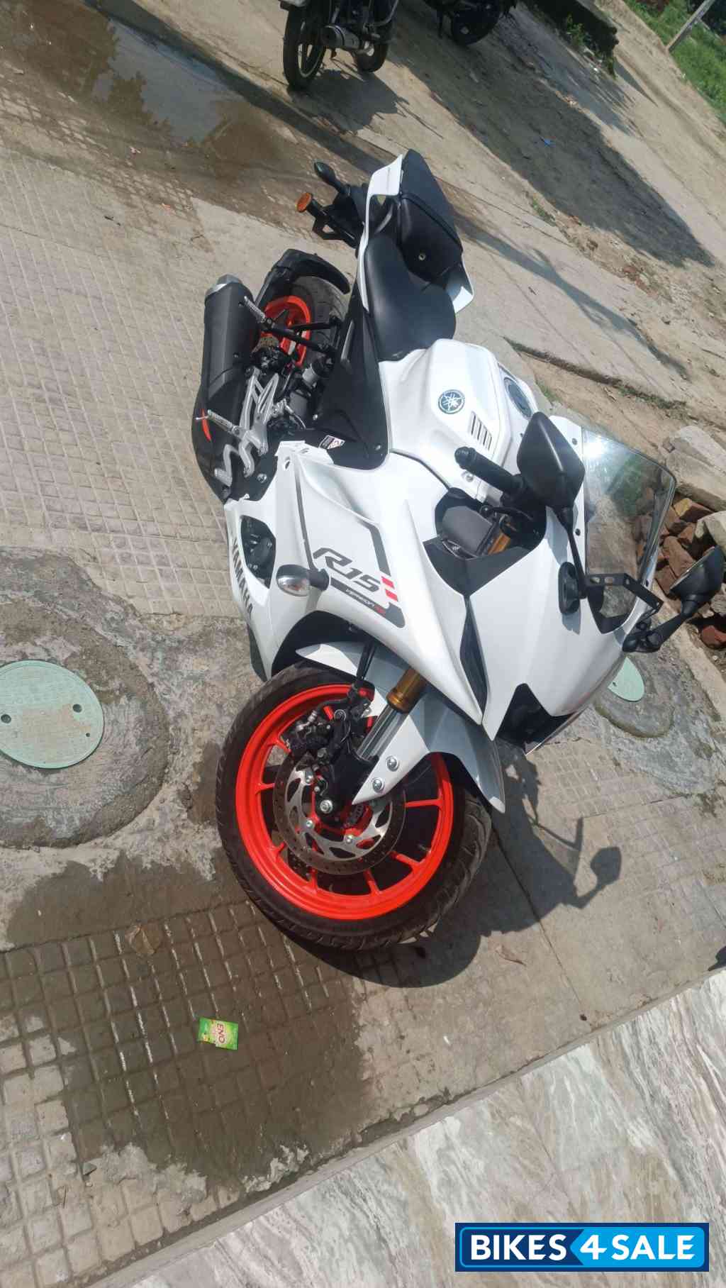 White Yamaha R15 V4