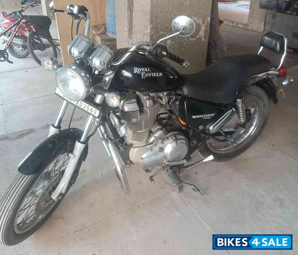 Black Royal Enfield Thunderbird 350 Black Royal Enfield Thunderbird 350