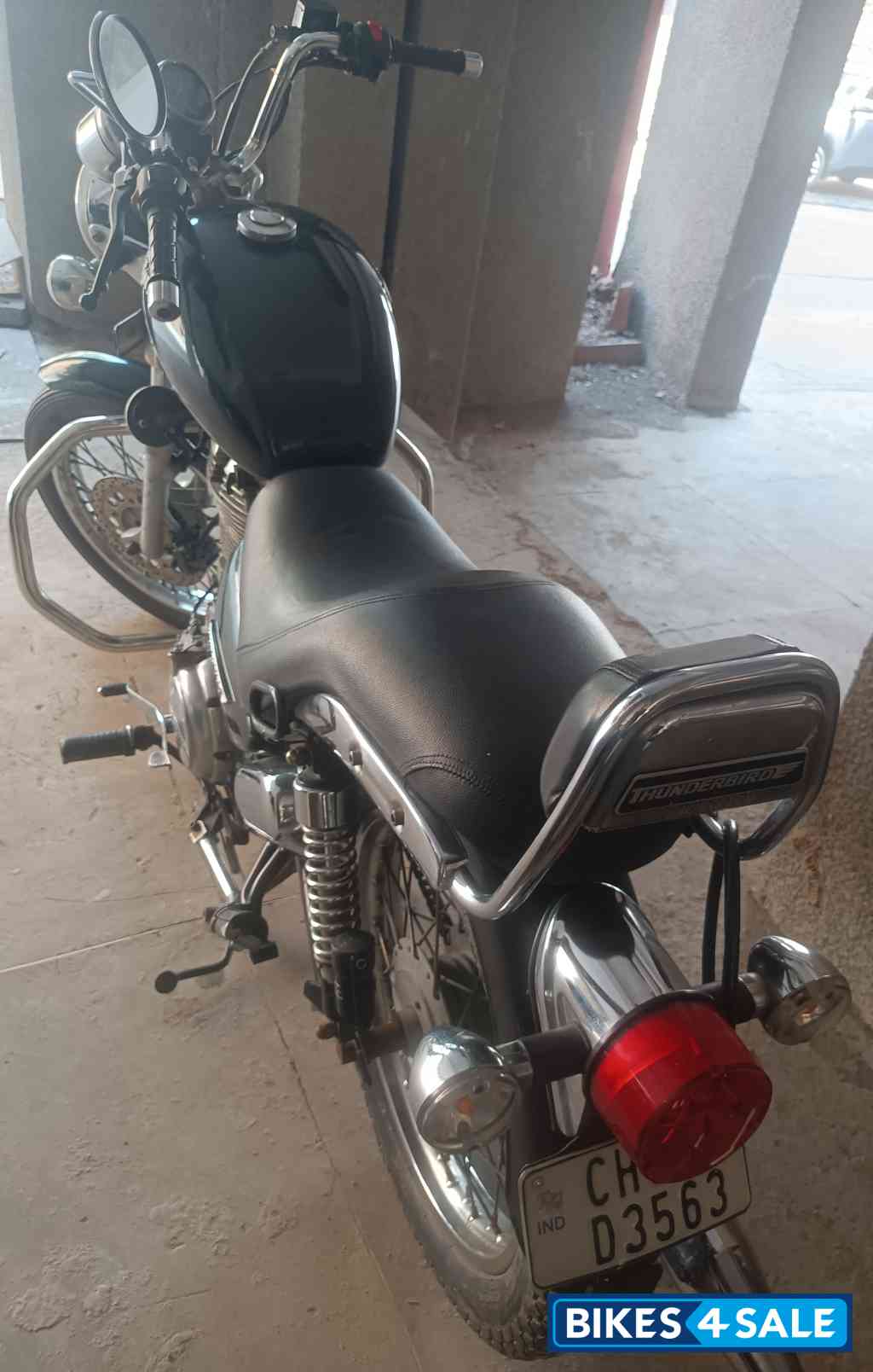 Black Royal Enfield Thunderbird 350 Black Royal Enfield Thunderbird 350