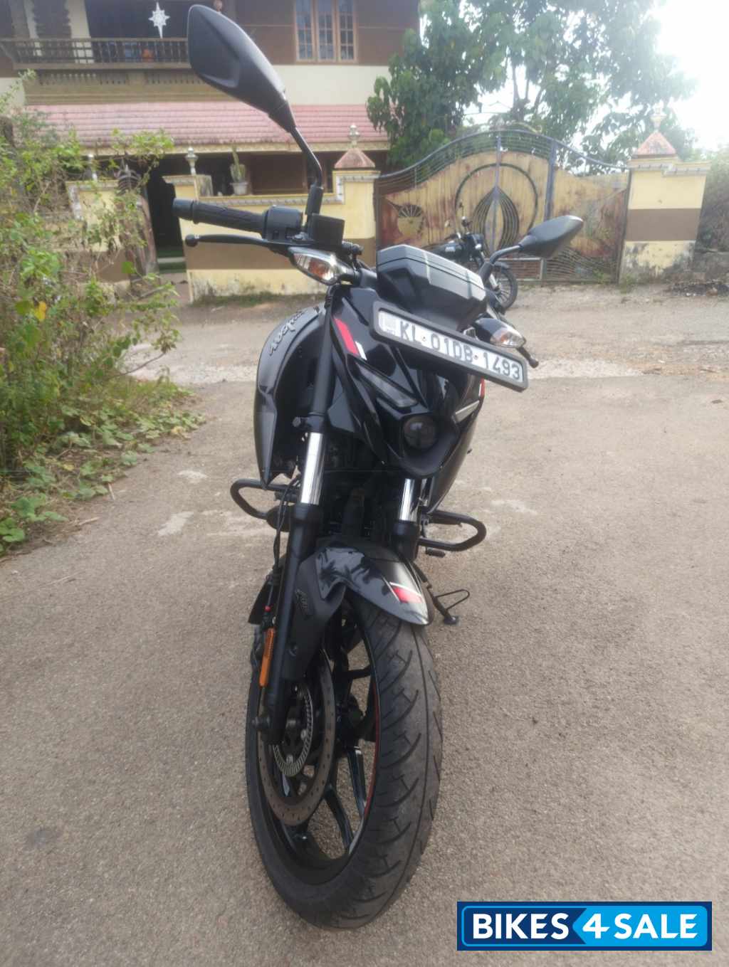 Brooklyn Black Bajaj Pulsar N160 Dual Channel ABS